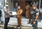 Kapolres-dan-Dandim-Serahkan-Masker-ke-BKDPSDM-TTU