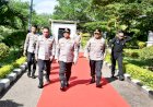 Wakapolri-Komjen-Pol.-Dr.-Dedi-Prasetyo-Tiba-di-Kupang,-Disambut-Hangat-Kapolda-NTT