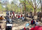Bhabinkamtibmas-Polsek-Noemuti-Bersama-Warga-Gotong-Royong,-Sampaikan-Pesan-Kamtibmas-tentang-Cegah-Karhutla.