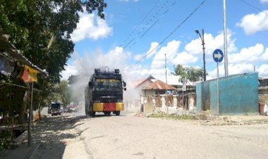 Polres-TTU-Lakukan-Penyemprotan-Disinfektan-Keliling-Kota-Kefamenanu