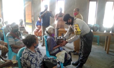 Masyarakat-Desa-Letneo-Selatan,-mendapatkan-Bantuan-beras-10-Kg-per-KK