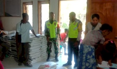 Bripka-Stefanus-Bedo-tengah-mengawasi-penyaluran-Bantuan-Sosial.