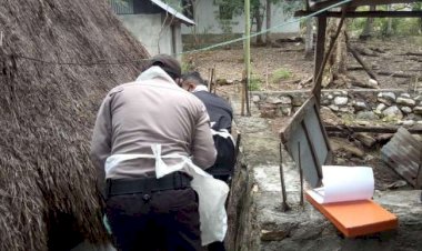 Tim-Identifikasi-Polres-TTU-mengolah-TKP-gantung-diri.