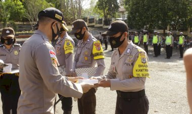 8-Personil-Bhabikamtimas--menerima-Handphone