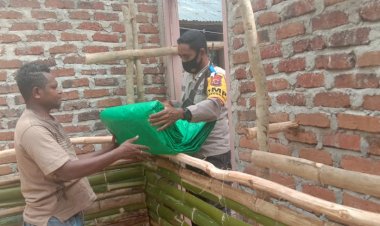 Bripka-Andi-Panie-berikan-Terpal-serta-air-bersih-kepada-masyarakat-binaannya.