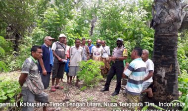 Bripka--Petrus-Dikson-Gomang--berhasil--Mendamaikan-Dua--Warga-Desa-Banafanu-Yang-Bertikai