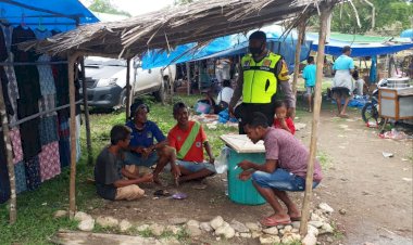 Bhabinkamtibmas-Desa-Motadik-Himbau-pengunjung--pasar-tradisional-Motadik-taati-Protokes-Covid-19