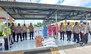KAPOLRES-TTU-MEMBERIKAN-BANTUAN-SEMBAKO-KEPADA-KEPALA-RUMAH-SAKIT-KUSTA-DAN-CACAT-UMUM-BUNDA-PEMBANTU-ABADI-NAOB