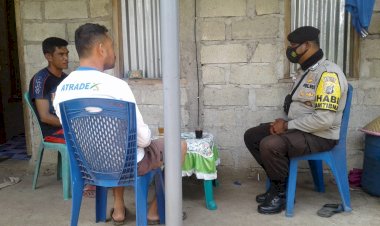 BHABINKAMTIBMAS-LAKUKAN-PATROLI-DENGAN-DOOR-TO-DOOR-KE-RUMAH-WARGA