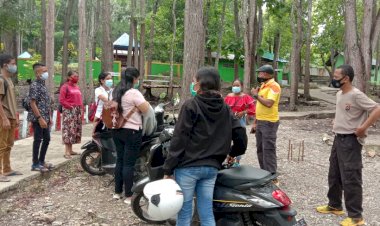 Bhabinkamtibmas-Desa-Bijeli-dan-Bhabinkamtibmas-Desa-Noebaun-Himbau-Pengunjung-Tetap-Menjaga-Ketertiban-di-Obyek-Wisata-Oeluan