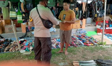 Masyarakat-Beralasan-tak-Punya-Masker,-Bhabinkamtibmas-Desa-Letneo-bagi-bagi-Masker-Di-Pasar
