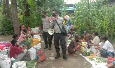 Bhabinkamtibmas-Pastikan-Aktifitas-Jual-Beli-di-Pasar-Kote-Dapat-Berjalan-Lancar