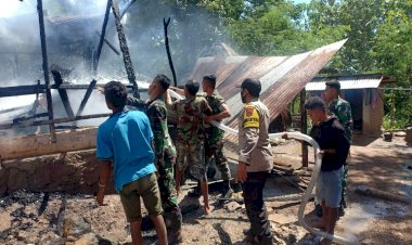 Si-Jago-Merah-Lahap-Rumah-Ludofikus,-TNI/Polri-di-TTU-Turun-Tangan-Padamkan-Api