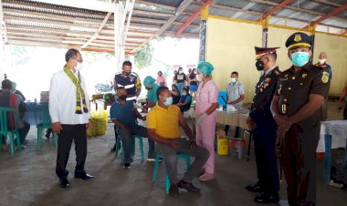 Forkopimda-Pantau-Vaksinasi-Massal-di-3-Gerai-Vaksin-di-Kefamenanu.