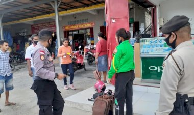 Pengunjung-Toko-Belum-Taat-Prokes,-Samapta-Polres-TTU-Beri-Teguran-Humanis