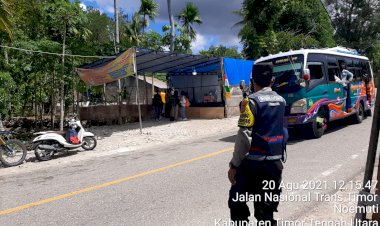 Kapolsek-Noemuti-Pantau-Penggunaan-Alat-GeNose-di-Pos-Oeprigi