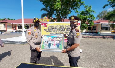 Sertijab-di-Mapolres-TTU,-Kapolres-TTU-Dapat-Cinderamata-Lukisan-Keluarga