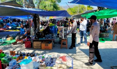 Pengunjung-Pasar-Padat,-Polsek-Insut-Rutin-Lakukan-Operasi-Prokes