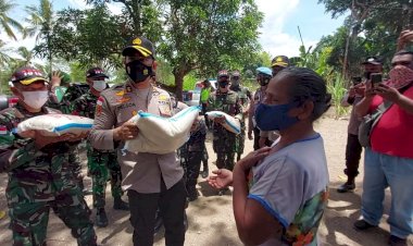 Warga-Kampung-Tauf-Senang-Dapat-Bantuan-Beras-Polri