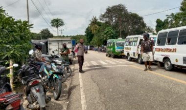 Anggota-Polsek-Insana-Amankan-Kemacetan-di-Pasar-Maubesi