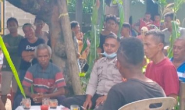 Pemuda-Aplasi-dan-Nefomasi-Bakuhantam,-Bhabinkamtibmas-Aplasi-Hadir-Mendamaikan