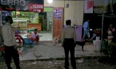 Patroli-PPKM-Malam,-Anggota-Polsek-Bian-Sasar-Kios-dan-Rumah-Warga
