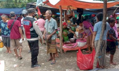 Anggota-Polsek-Insana-Sambangi-Pedagang-Pasar-Maubesi-Beri-Edukasi-Kamtibmas-dan-Protkes