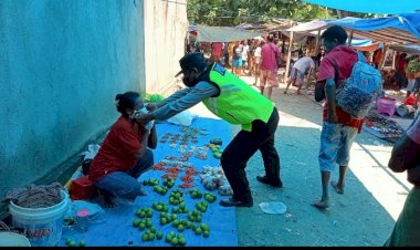 Aktivitas-Pasar-Maubesi-Belum-Taat-Prokes,-Anggota-Polsek-Insana-Beri-Teguran-Humanis