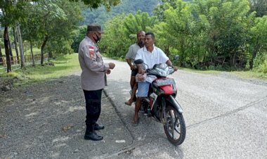 Anggota-Polsubsektor-Manamas-Edukasi-Warga-yang-Tidak-Gunakan-Masker