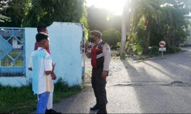 Anggota-Samapta-Tegur-Masyarakat-yang-Tidak-Gunakan-Masker-Sebelum-Masuk-Gereja