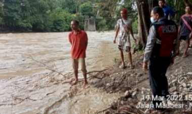 Anggota-Polsek-Insana-Pantau-Banjir-di-Tapenpah-dan-Susulaku