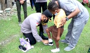 Sepasang-Sepatu-Dari-Kapolres-TTU-Saat-Baksos-Bersama-Ketua-PKK-TTU-di-SDN-Oehama