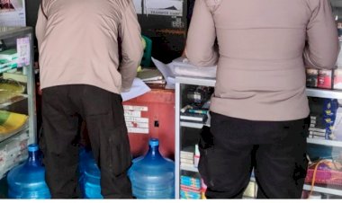 Anggota-Polres-TTU-Pantau-Minyak-Goreng-Curah-di-Pengecer