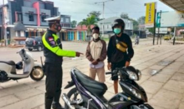 Gatur-Pagi,-Lantas-Imbau-Pengendara-Sepeda-Motor-Gunakan-Helm-SNI
