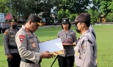 Dua-anggota-satpam-di-beri-penghargaan,-langsung-dari-Kapolda-NTT