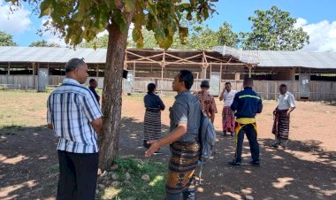 Ruang-Kelas-SMAN-Insana-Tengah-Rusak-Diterpa-Angin-Kencang,-Anggota-Polsek-Insana-Turun-Lakukan-Pulbaket