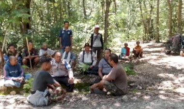 Kapolsek-Insana-Bersama-Anggota-Turun-Lakukan-Pencarian-Orang-Hilang-di-Hutan-Ataupahoni