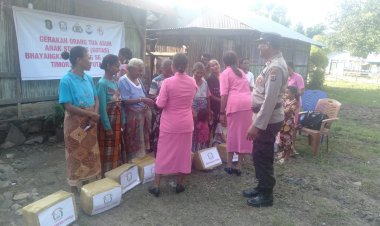 Kapolsek-Bisel-Bantu-Ringankan-Beban-Korban-Bencana-dan-Beri-Bingkisan-Untuk-Balita-Stunting