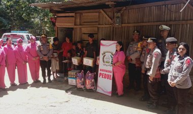 Wujud-Perhatian,-Kapolres-TTU-dan-Ketua-Bhayangkari-Bantu-Keluarga-Kurang-Mampu