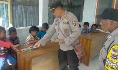 Sambut-HUT-Bhayangkara,-Kapolsek-Biboki-Utara-Bagi-bagi-Buku-Cerita-Kepada-Anak-Paud