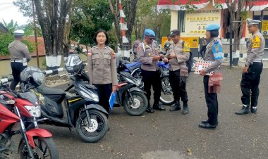 Anggota-Polres-TTU-Pastikan-Kelengkapan-Kendaraan-Sebelum-Periksa-Masyarakat