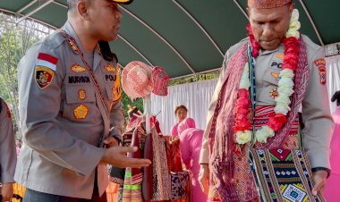 Memakai-Tas-Motif-Produk-UMKM-Bhayangkari-TTU,-Kapolda-NTT-:-Bagian-Merawat-Budaya