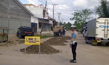 Gandeng-Pelaku-Usaha,-Sat-Lantas-Polres-TTU-Berinisiatif-Perbaiki-Jalan-Berlubang