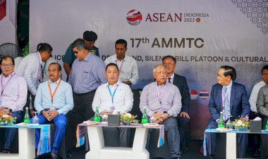 Di-atas-Kapal-Pinisi-Lako-Sae.-Kapolri-menjamu-para-delegasi-AMMTC-ke-17