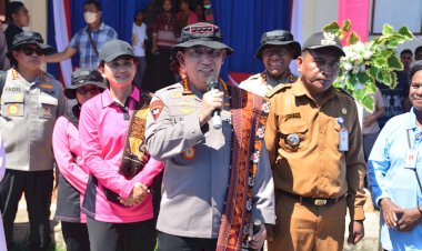 Kapolri-dan-Ketua-Umum-Bhayangkari-secara-langsung-Tinjau-Bakti-Kesehatan-Polri-Presisi-di-Pulau-Palue-NTT.-