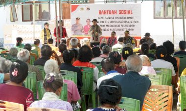 Kapolda-dan-Ketua-Bhayangkari-Daerah-NTT-memberikan-100-Paket-Bansos-dan-2-Sumur-Bor-di-Pulau-Ndao.-