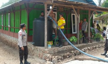 Polsek-Biboki-Selatan-Polres-TTU-Distribusi-Air-Bersih-Empat-Tangki-di-Desa-Upfaon