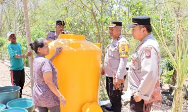 Seksi-Humas-Polres-TTU-Berbagi-Air-Bersih-dalam-peringatan-Hari-Jadi-Humas-Polri-ke-72