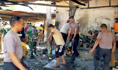 Wakapolres-TTU-Bersama-Kasat-Binmas-Pimpin-Anggota-Lakukan-Pembersihan-Puing-puing-Kebakaran-di-Pasar-Baru-Kefamenanu