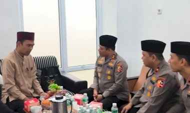 Ustaz-Abdul-Somad-(UAS).-Serukan-Masyarakat-Jaga-Ketertiban-Jelang-Pemilu-disaat-kedatangan-Kaops-NCS-Polri-di-Pesantren-Nurul-Azhar.